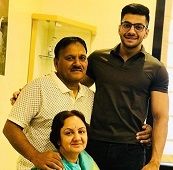 Udit Kapur Wiki (Bigg Boss 12) Height, Weight, Age, Biography, Girlfriend & Family 7 Udit Kapur Father Mother