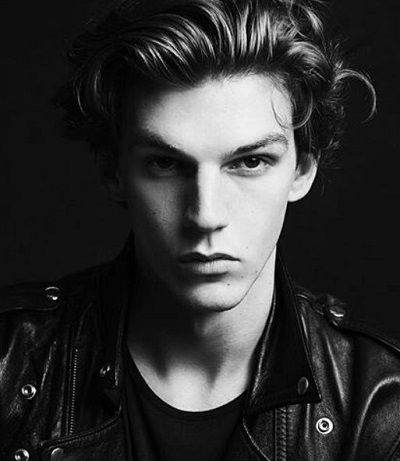 Miles Hurley Wiki, Bio (Elizabeth Hurley's Nephew) Age, Net worth, Girlfriend, Wife, Weight & Height 3 Miles Hurley Wiki, Biography (Next Model Management), Age, Net worth, Weight, Height, Father, Mother, Aunt (Liz Hurley), Siblings