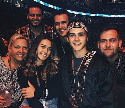 Charlie Gillespie Wiki, Age, Bio, Height, Weight, Girlfriend, Net worth, Ethnicity & Facts 10 Charlie Gillespie's family pictured during Bruno Mars' concert