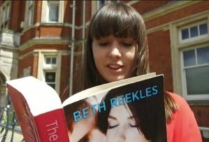 Beth Reekles Wiki, Age, Bio, Net worth, Height, Weight, Boyfriend, Ethnicity & Facts 3 Who is Beth Reekles? Facts about The Kissing Booth's Author