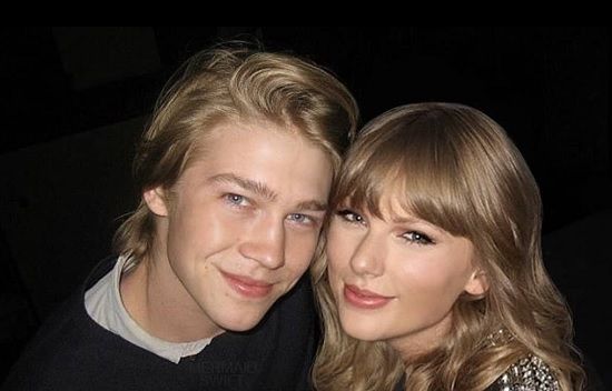 Joe Alwyn Net worth: How Rich is Taylor Swift's New Boyfriend Actually? 3 Joi-Alywn-Net-worth-Earning-Dating-taylor-swift-