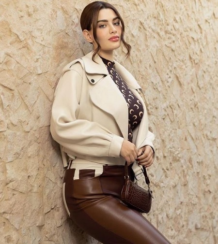 Rawan Bin Hussain Wiki, Height, Weight, Age, Bio, Net worth, Family & Facts 19 Rawan Bin Hussain also runs a YouTube channel which has over 136,000 subscribers