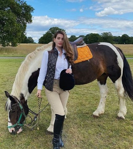 Rawan Bin Hussain Wiki, Height, Weight, Age, Bio, Net worth, Family & Facts 28 Rawan Bin Hussain enjoys horse riding