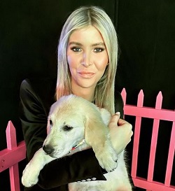 Sophia Hutchins Wiki, Age, Height, Girlfriend, Family, Biography & More 14 Sophia Hutchins Pet dog