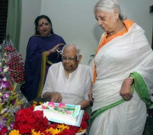 Renu Chatterjee Wiki (Somnath Chatterjee Wife) Age, Family, Biography, Net worth, Caste & Facts 4 Renu Chatterjee Family Members
