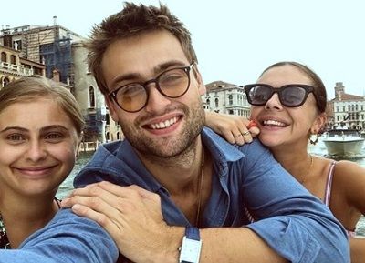 Bel Powley Height, Age, Boyfriend, Net worth, Biography, Family & More 4 Bel Powley with her boyfriend and sister