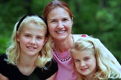 Elizabeth Smart Wiki, Age, Height, Kidnapping, Biography, Family & Facts 4 Elizabeth Smart with her mother and younger sister