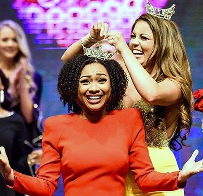 Holli Conway (Miss America) Height, Age, Boyfriend, Biography & Family 2 Holli Conway crowning moment