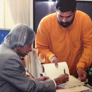 Swami Sandeepananda Giri Wiki, Age, Family, Ashram, Biography, Facts 4 Swami Sandeepananda Giri with APJ Abdul Kalam