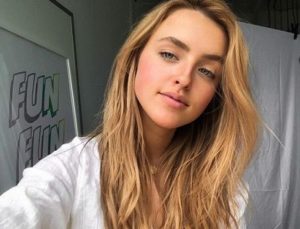 Alicia Moffet Age, Height, Weight, Boyfriend, Biography, Family & More 2 Alicia Moffet Canadian Singer, Songwriter, Actress & Internet Sensation