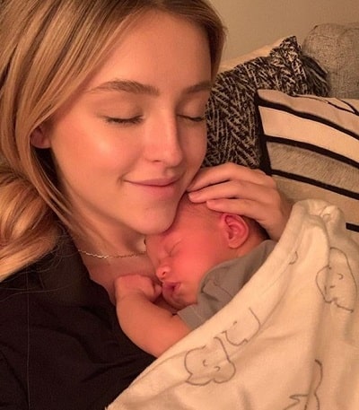 Alicia Moffet Age, Height, Weight, Boyfriend, Biography, Family & More 8 Alicia Moffet with daughter Billie Lou Mentink