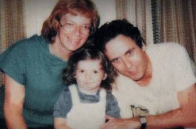 Carole Ann Boone Wiki, Age (Ted Bundy's Wife) Bio, Family, Kids, Facts 5 Carole Ann Boone with her husband Ted Bundy and their daughter Rose Bundy