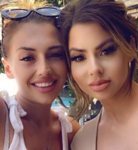 Hannah Elizabeth (Love Island) Age, Height, Bio, Family, Boyfriend, Wiki 5 Hannah Elizabeth with her sister
