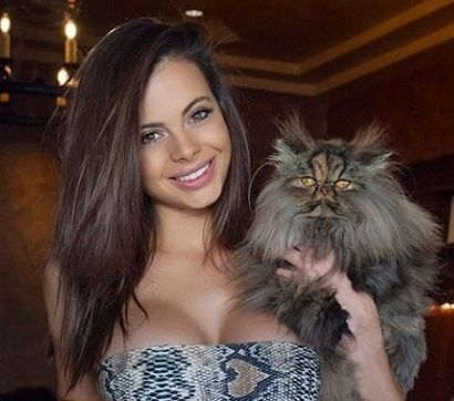 Katie Bell Wiki, Height, Age, Boyfriend, Biography, Family & More 7 Model Katie Bell with Pet Cat