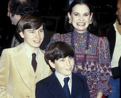 Gloria Vanderbilt Height, Weight, Age, Bio, Husband, Kids, Family Facts 6 Gloria Vanderbilt with her sons Carter Cooper and Anderson Cooper