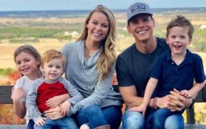 Granger Smith with his wife & children