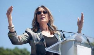 Marianne Williamson Height, Weight, Age, Husband, Bio, Family, Facts 4 Marianne Williamson Husband & Kids