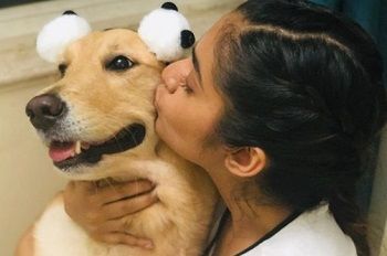 Anushka Sen Height, Weight, Age, Boyfriend, Biography, Family, Facts 6 Actress Anushka with her pet dog named Cindra