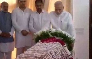 Bansuri Swaraj Wiki, Age (Sushma Swaraj’s Daughter) Bio & Facts 2 Bansuri Swaraj's mother Sushma Swaraj funeral