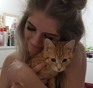 Marina Joyce (YouTuber) Wiki, Age, Height, Weight, Bio, Family, Facts 5 Marina Joyce with Pet Cat