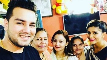 Sapna Choudhary (Dancer) Height, Weight, Age, Boyfriend, Bio & Facts 2 Sapna Choudhary with her family