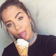 Tessa Brooks - Bio, Age, Height, Weight, Boyfriend, Family & Facts 6 Brooks eating Ice Cream