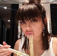 Charli XCX Height, Weight, Age, Boyfriend, Biography, Family & More 6 Charlotte eating her favorite Noodles