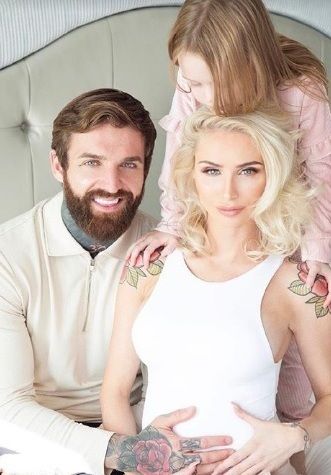 Talia Oatway - Bio, Family, Facts of Aaron Chalmers' Girlfriend 3 Talia Oatway and her boyfriend Aaron Chalmers are expecting their first child together