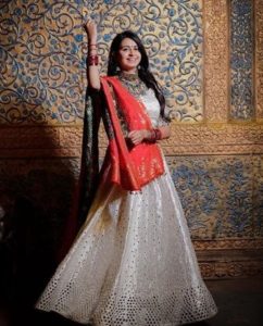 Kinjal Dave - Bio, Age, Husband, Height, Weight, Family & Wiki 6 Kinjal Dave Body Figure, Height & Weight