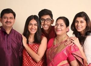 Mrunal Thakur Height, Weight, Age, Boyfriend, Biography & More 3 Mrunal Thakur with Father (Udaysing B Thakur), Mother, Brother (Mandar Thakur) and Sister (Lochan Thakur)
