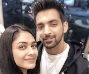 Mrunal Thakur Height, Weight, Age, Boyfriend, Biography & More 7 Mrunal with friend Arijit Taneja