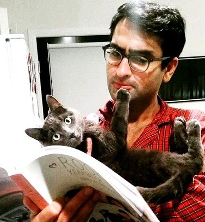 Kumail Nanjiani Height, Weight, Age, Wife, Biography & Family 5 Kumail Nanjiani with his cat