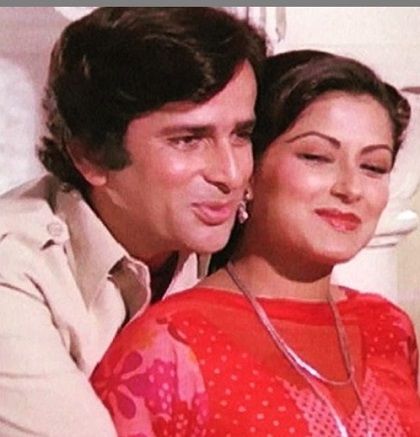 Moushumi Chatterjee Age, Husband, Daughter, Biography, Family 6 Moushumi Chatterjee with Shashi Kapoor