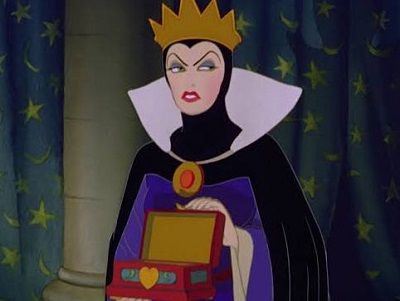 Snow White Height, Weight, Age, Biography, Family & Story 3 Snow White's step-mother Evil Queen offered her a poisoned apple which made the young girl unconscious