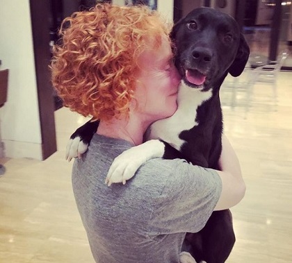 Kathy Griffin height, Weight, Age, Husband, Biography & Family 7 Kathy Griffin with her dog