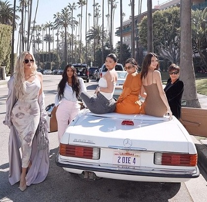 Khloe Kardashian height, Weight, Age, Husband, Bio, Family 2 Khloe Kardashian with mother Kris Jenner & sisters Kim Kardashian, Kylie jenner, Kourtney Kardashian and Kendall Jenner