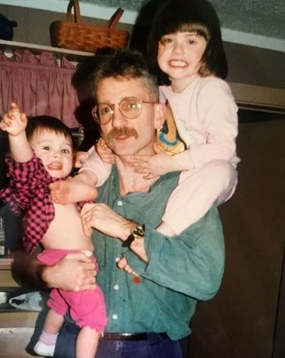 Natalia Dyer with her father and younger brother