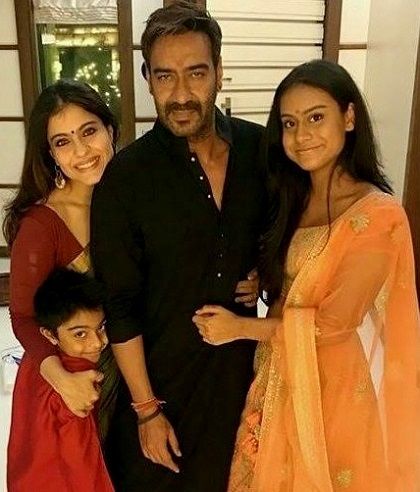 Nysa Devgan Height, Weight, Age, Boyfriend, Biography, Family 2 Nysa Devgan with her family