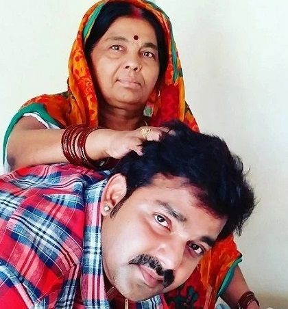 Pawan Singh Height, Weight, Age, Wife, Biography & Family 3 Pawan Singh with his mother Pratima Singh