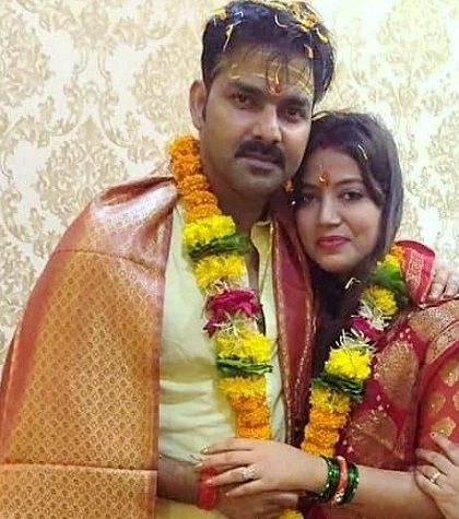 Pawan Singh Height, Weight, Age, Wife, Biography & Family 6 Pawan Singh with his wife Jyoti Singh