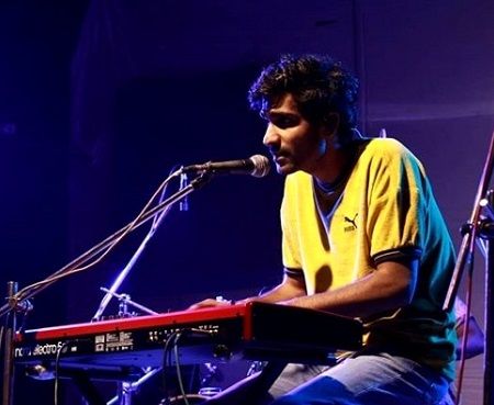 Prateek Kuhad Height, Weight, Age, Wife, Biography, Family, Facts 5 Prateek Kuhad on Bombay Tour
