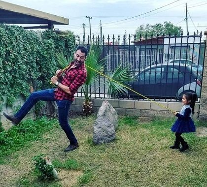 Sebastián Ferrat (Actor) Age, Wife, Biography, Family & Death 4 Sebastián Ferrat playing with cute girl
