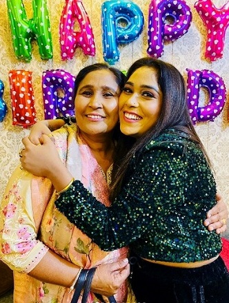Afsana Khan Wiki, Age, Husband, Biography, Family & More 4 Afsana Khan celebrates her mom's birthday