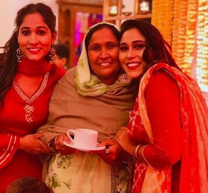 Afsana Khan Wiki, Age, Husband, Biography, Family & More 2 Afsana Khan with her mother Asha Begum and sister Raftaar Kaur