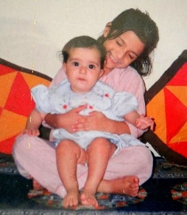Childhood image of Arushi Sharma with her sister Vijayaini Sharma