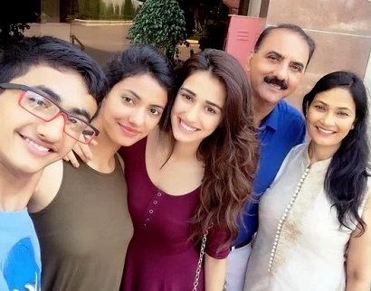 Disha Patani Height, Weight, Age, Boyfriend, Biography & Family 2 Disha Patani with her family