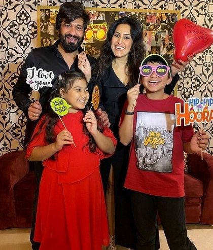 Kamya Punjabi Height, Weight, Age, Husband, Biography, Family, Facts 4 Kamya Panjabi with her boyfriend Shalabh Dang and kids