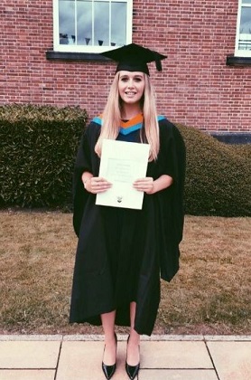 Molly Lowe Wiki, Age (Phillip Schofield's Daughter) Biography & Family 3 Molly Lowe with her bachelors degree