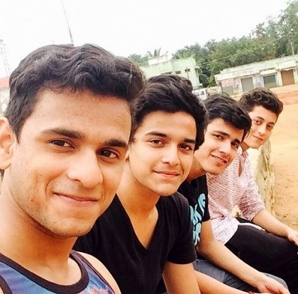 Pravisht Mishra Height, Weight, Age, Girlfriend, Biography, Family & Facts 4 Pravisht Mishra with his best friends