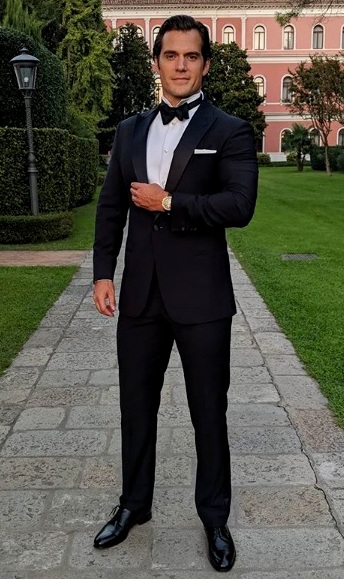 Henry Cavill Height, Weight, Age, Wife, Girlfriend, Biography & More 3 Henry Cavill height & weight